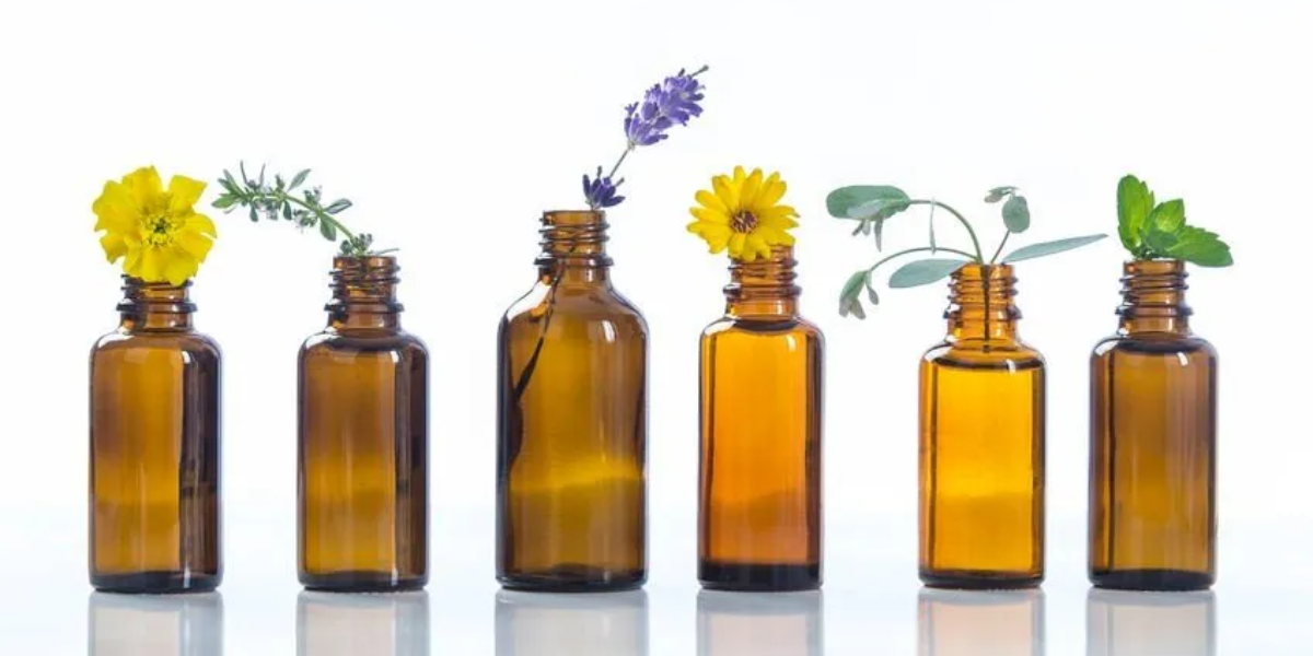 How Essential Oils For Oily Skin & Acne Help Clear Breakouts